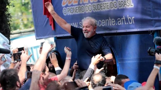 O ex-presidente irá a São Bernardo a bordo de uma aeronave do governo paranaense, cedida à Polícia Federal. REUTERS/LEONARDO BENASSATTO